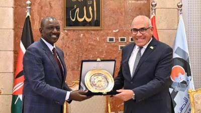 رئيس كينيا يزور الهيئة العربية للتصنيع ويشيد بالقدرات التصنيعية المتطورة بالهيئة 