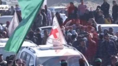 وصول الأسرى الفلسطينيين المحررين من سجون الاحتلال إلى منازل عوائلهم