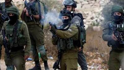 الاحتلال الإسرائيلي يطلق قنابل الغاز تجاه عشرات الفلسطينيين خلال استقبالهم الأسرى المفرج عنهم