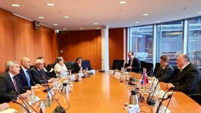 وزير التعليم يلتقي عضو البرلمان الألماني إيرهارد غروندل لبحث التعاون في المشروعات الحالية والمستقبلية في مجال تطوير التعليم قبل الجامعي