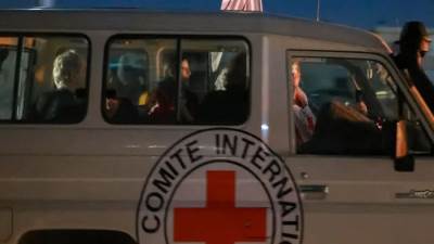 "حمـ ـاس" تسلم محتجزا إسرائيليا يحمل الجنسية الأمريكية للصليب الأحمر في ميناء غزة