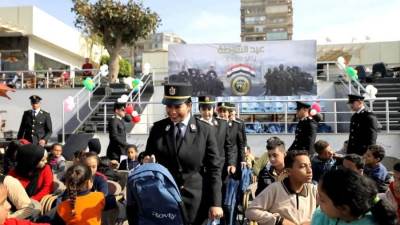 رجال الشرطة يواصلون مشاركة المواطنين الاحتفال بالذكرى الـ73 لعيد الشرطة بمختلف المحافظات