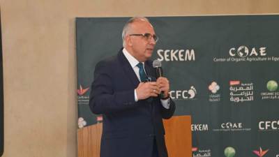 سويلم يشارك في فعاليات "منتدى توطين زراعة النباتات الطبية والعطرية العضوية في محافظة الوادى الجديد وعرض الفرص الإستثمارية"