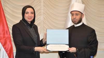 وزير الأوقاف يكرم باحثة ويهديها درعا تقديرًا لتفوقها في العلوم والتكنولوجيا