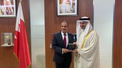 وزير الخارجية والهجرة يلتقي بوزير الصناعة والتجارة البحريني في المنامة
