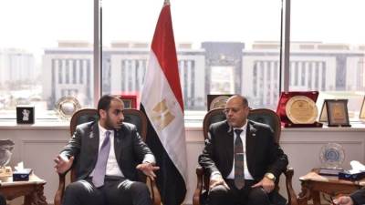 وزير العمل يلتقي وفدًا من شركة البويات والصناعات الكيماوية