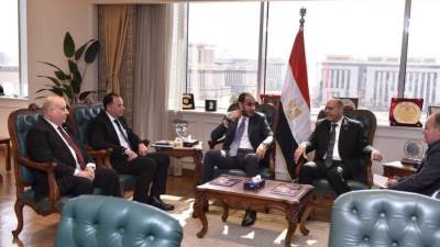 وزير العمل يؤكد على توجيهات السيسي بالتشجيع على الإستثمار في بيئة عمل لائقة