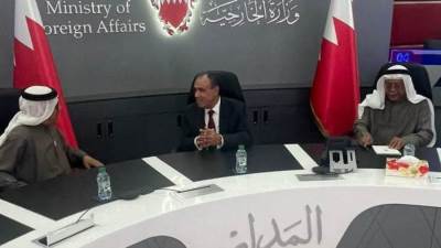 وزير الخارجية والهجرة يجتمع مع نظيره البحرينى