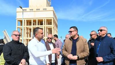 وزير الإسكان يتفقد مشروعات الطرق والوحدات وأعمال البحيرات بـ "مارينا بالساحل الشمالي"