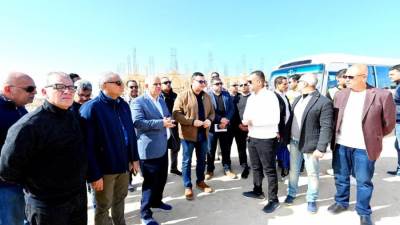 وزير الإسكان يتفقد مشروعات الطرق والوحدات وأعمال البحيرات بـ "مارينا بالساحل الشمالي"