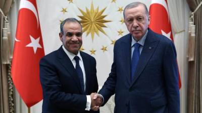 وزير الخارجية والهجرة ينقل رسالة خطية من رئيس الجمهورية إلى نظيره التركي