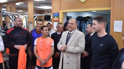 وزير العمل يتفقد اختبارات المرشحين للعمل في الامارات على وظيفة مدربين رياضيين