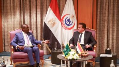 نائب رئيس مجلس الوزراء وزير الصحة يبحث مع المدير العام للمركز الأفريقي لمكافحة الأمراض والوقاية منها سبل التعاون المشترك