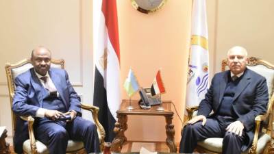 وزير النقل يلتقي سفير جمهورية جيبوتي بالقاهرة لبحث تدعيم التعاون المشترك