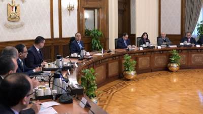 رئيس الوزراء يستعرض موقف أعمال التنمية بالساحل الشمالي الغربي مع عدد من المستثمرين السياحيين