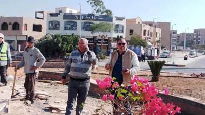 جهاز مدينة الشروق يشن حملة لإزالة الإشغالات ويواصل أعمال التطوير