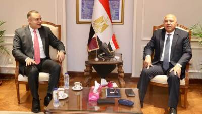وزير الصناعة والنقل يبحث مع سفير دولة قطر بالقاهرة سبل تعزيز التعاون بين البلدين