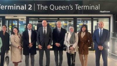 وزير الطيران في جولة تفقدية بمطار هيثرو الدولي لتعزيز التعاون وتحديث منظومة النقل الجوي