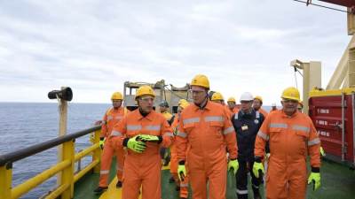 رئيس الوزراء يستمع لشرح حول قدرات الحفار "سايبم 10000" بموقع حقل ظهر للغاز الطبيعي شمال بورسعيد