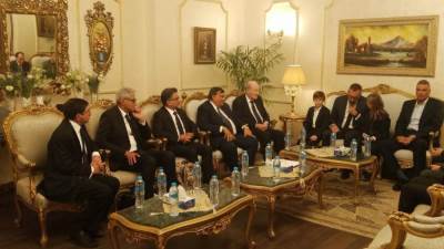 وزير الطيران المدني يوجّه بتقديم كافه التسهيلات لاستقبال جثمان الأمير الراحل كريم الحسيني آغاخان الرابع