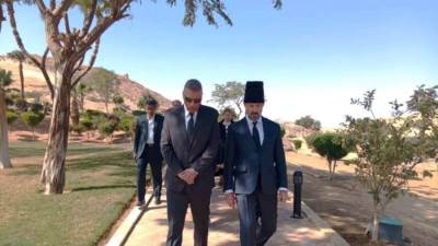 محافظ أسوان يتقدم مراسم دفن الأمير كريم الأغاخان برفقه الأمير الجديد رحيم الحسينى الأغاخان الخامس