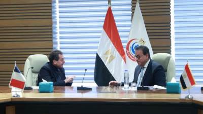 وزير الصحة يعقد اجتماعا مع سفير دولة فرنسا لدى مصر لبحث التعاون