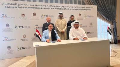 وزير النقل ووزير الصناعة الاماراتي يشهدان توقيع مذكرة تفاهم لانضمام مصر الي مسرعة الاعمال الخاصة بانخفاض انبعاثات الكربون