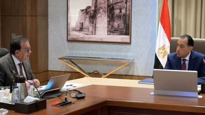 رئيس الوزراء يتابع مع نائب رئيس الوزراء وزير الصحة والسكان الموقف التنفيذي لعدد من مشروعات الوزارة 