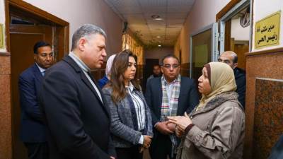 منال عوض تستمع لطلبات المواطنين وتوجه رئيس حي الأزبكية بسرعة بحثها وحلها