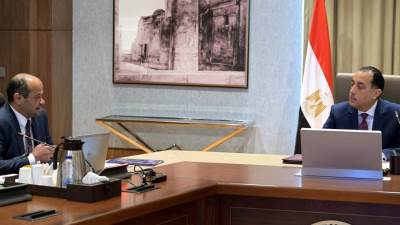 رئيس الوزراء يتابع مع رئيس البورصة جهود تطوير سوق الأوراق المالية