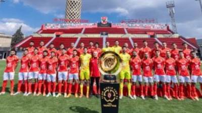 لاعبو الأهلى يلتقطون صورة تذكارية مع كأس العالم للأندية