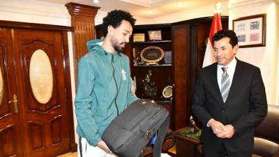 وزير الرياضة يلتقي أسرة فقيد التجديف محمد عمرو ويهديهم تذكرتين للعمرة