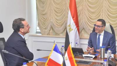 وزير الاستثمار يبحث مع سفير فرنسا ومسؤولي شركة إيرباص هليكوبتر إنشاء منظومة طيران متكاملة في مصر