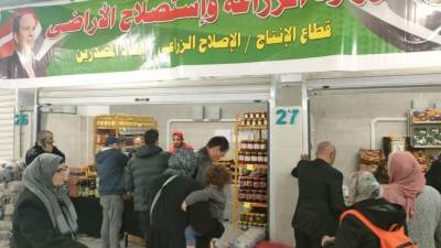 إقبال كبير من المواطنين على جناح وزارة الزراعة لشراء احتياجاتهم من السلع الغذائية