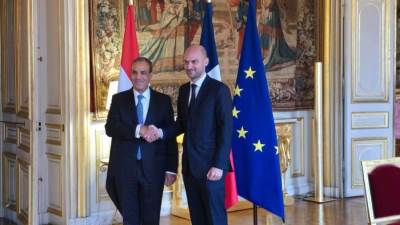 وزير الخارجية والهجرة يلتقي مع نظيره الفرنسى