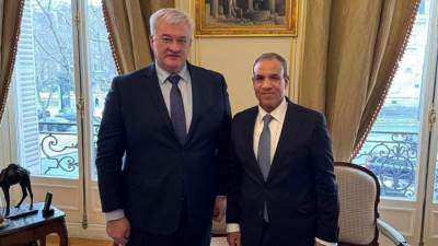 وزير الخارجية والهجرة يلتقي بنظيره الأوكراني في باريس