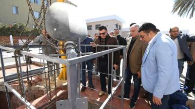 وزير الإسكان يتفقد محطة رفع صرف صحي رقم 4 ومشروع الغلق الآمن لمقلب المخلفات بمنطقة السلام بمدينة العبور