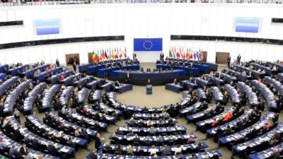 وفد من أعضاء البرلمان الأوروبي يصل إلى مطار العريش