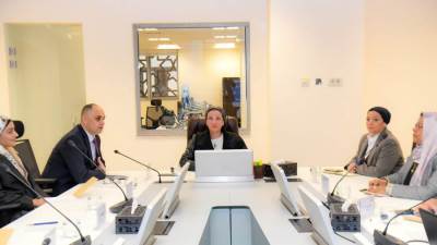 وزيرة البيئة تلتقى بالعاملين بالإدارة المركزية للأزمات والكوارث البيئية لمتابعة سير العمل