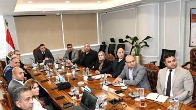 وزير الإسكان يستعرض عددا من الفرص الاستثمارية والخطة الترويجية لأحد المشروعات بالعاصمة الإدارية الجديدة