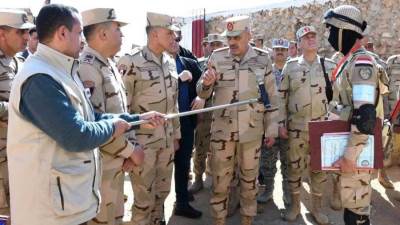 رئيس أركان حرب القوات المسلحة يتفقد إجراءات التأمين على الإتجاه الإستراتيجى الغربى