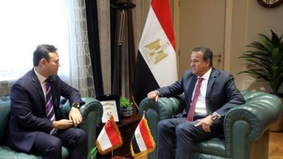 وزير الصحة يستقبل وزير الدولة الأول للدفاع والقوى العاملة بسنغافورة لبحث التعاون