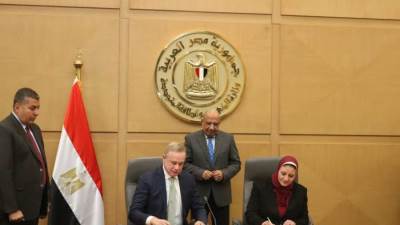 وزير الكهرباء يشهد توقيع اتفاقية مشروع انشاء محطة طاقة رياح بقدرة "2000 "ميجاوات