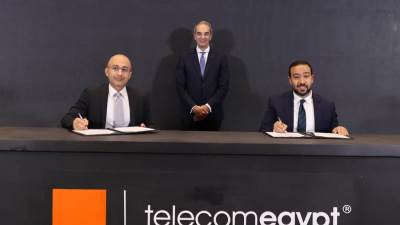 وزير الاتصالات يشهد توقيع اتفاقيات استراتيجية بين "المصرية للاتصالات" و"اورنچ مصر"