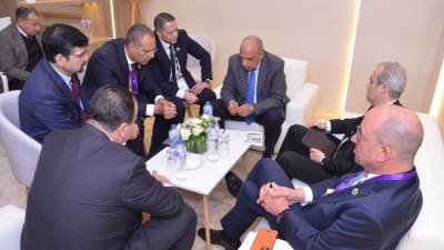 وزير الكهرباء المتجددة يبحث مع "سيمنس انيرجى "سبل دعم التعاون والشراكة واقامة محطة طاقة رياح قدرة 500 ميجاوات