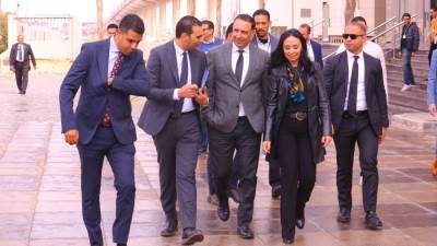 وزيرة التضامن تستقل القطار الكهربائي لمقر الوزارة في العاصمة الإدارية الجديدة