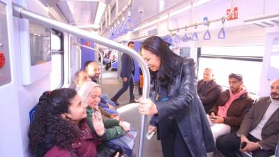 وزيرة التضامن الاجتماعي تستقل القطار الكهربائي لمقر الوزارة في العاصمة الإدارية الجديدة