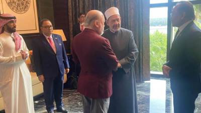 ملك ماليزيا قبيل عودته لبلاده يقطع لقاء الإمام الأكبر ورئيس وزراء ماليزيا لتوديع فضيلته