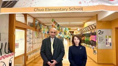 وزير التربية والتعليم يتفقد مدرسة "تشو الابتدائية" باليابان