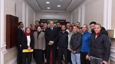 وزير العمل يعلن تسليم 36 عقد عمل لمدربين مصريين للعمل في "نادي إمارتي" 